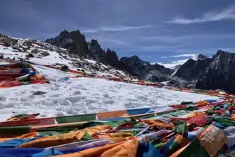 Entre Ciel et Terre : Pèlerinage sur les Hauts Plateaux Tibétains – Image 2