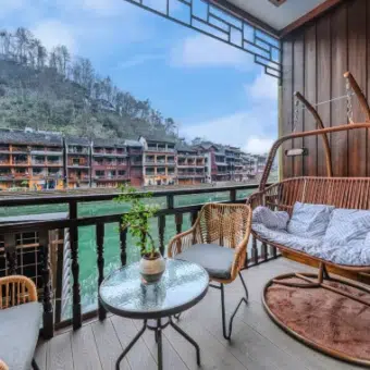 Qichi Yijiaren River-view Hostel